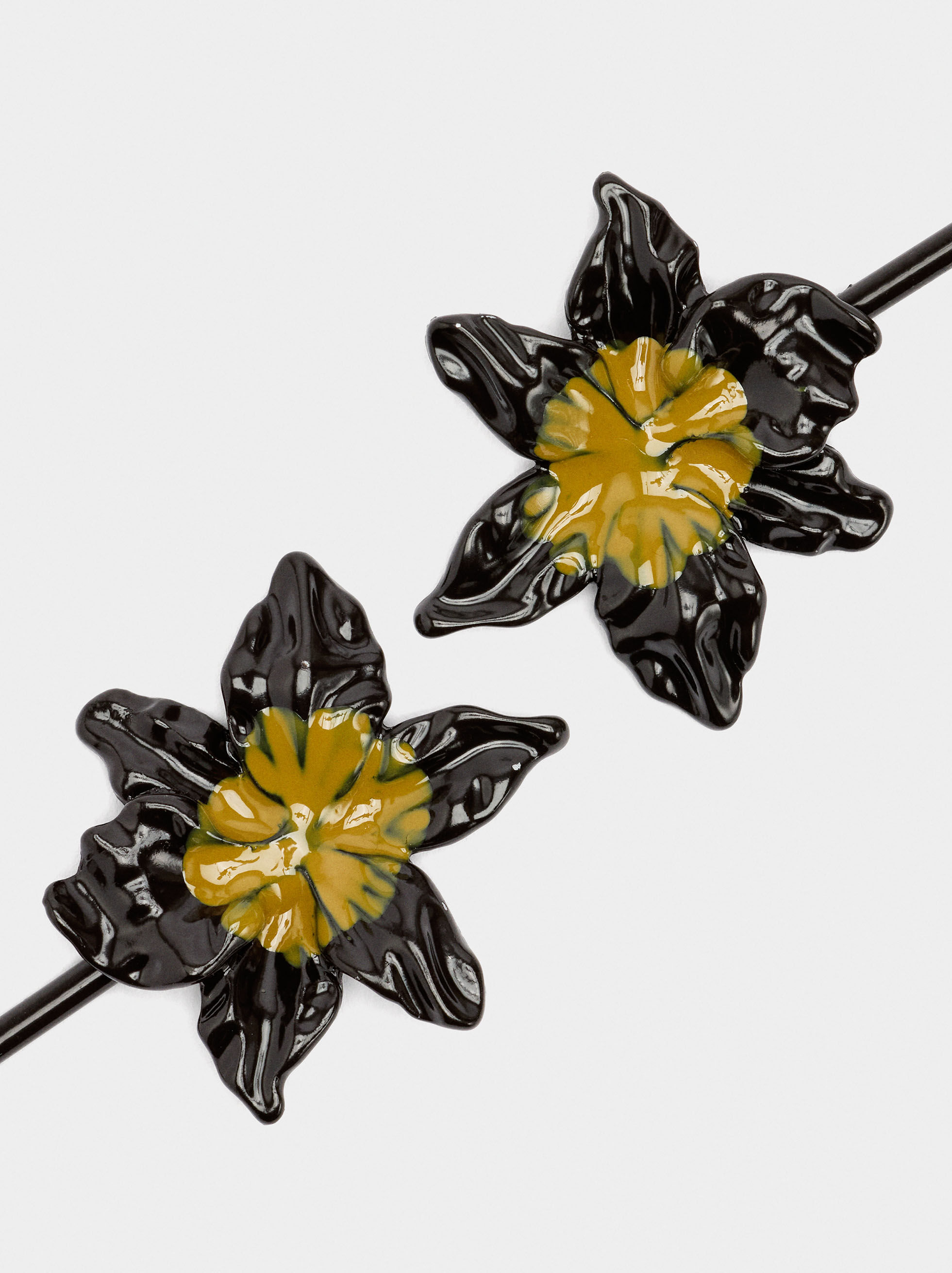 Bar earrings with flower
