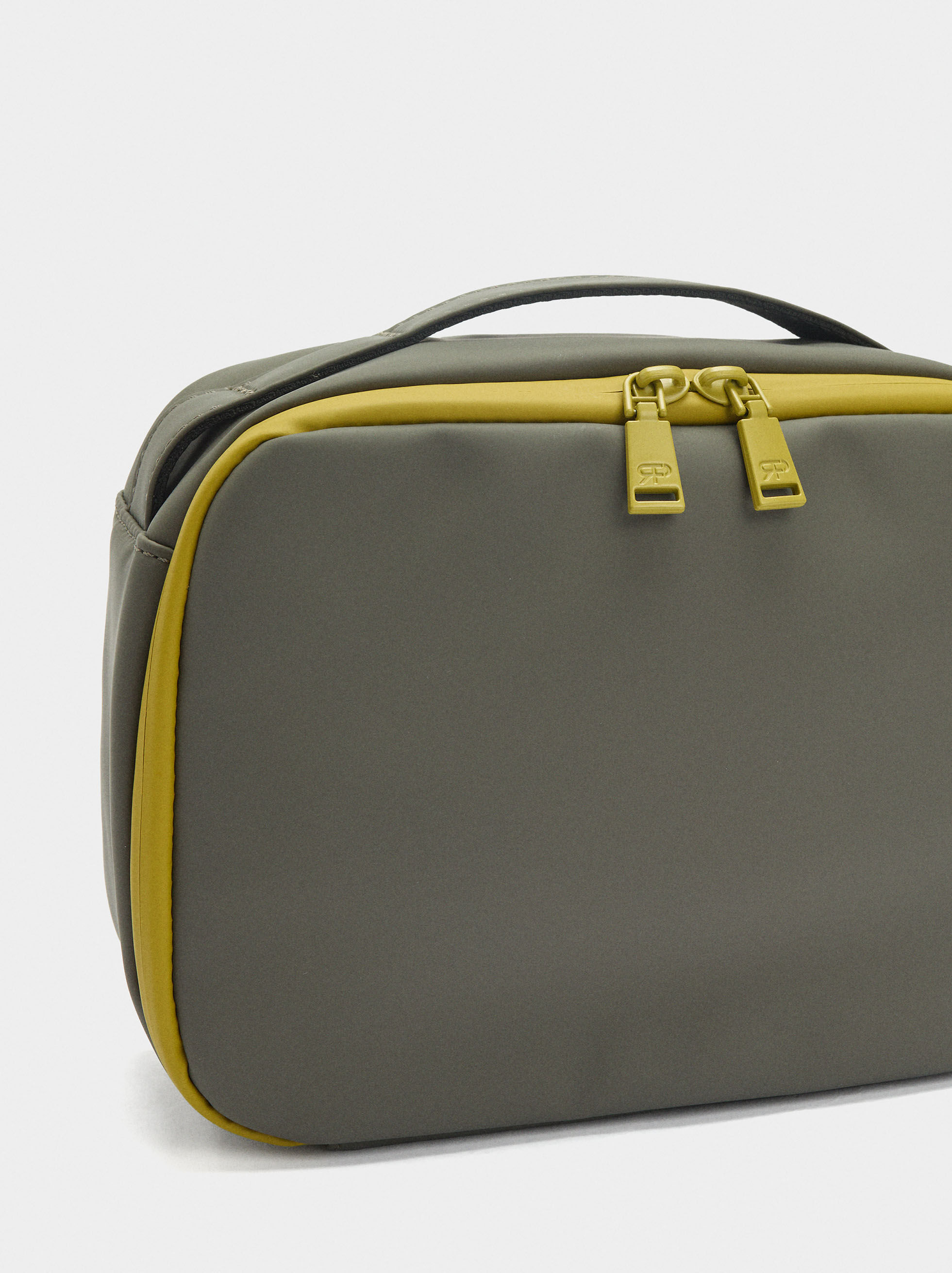 Smooth Necessaire with Contrast