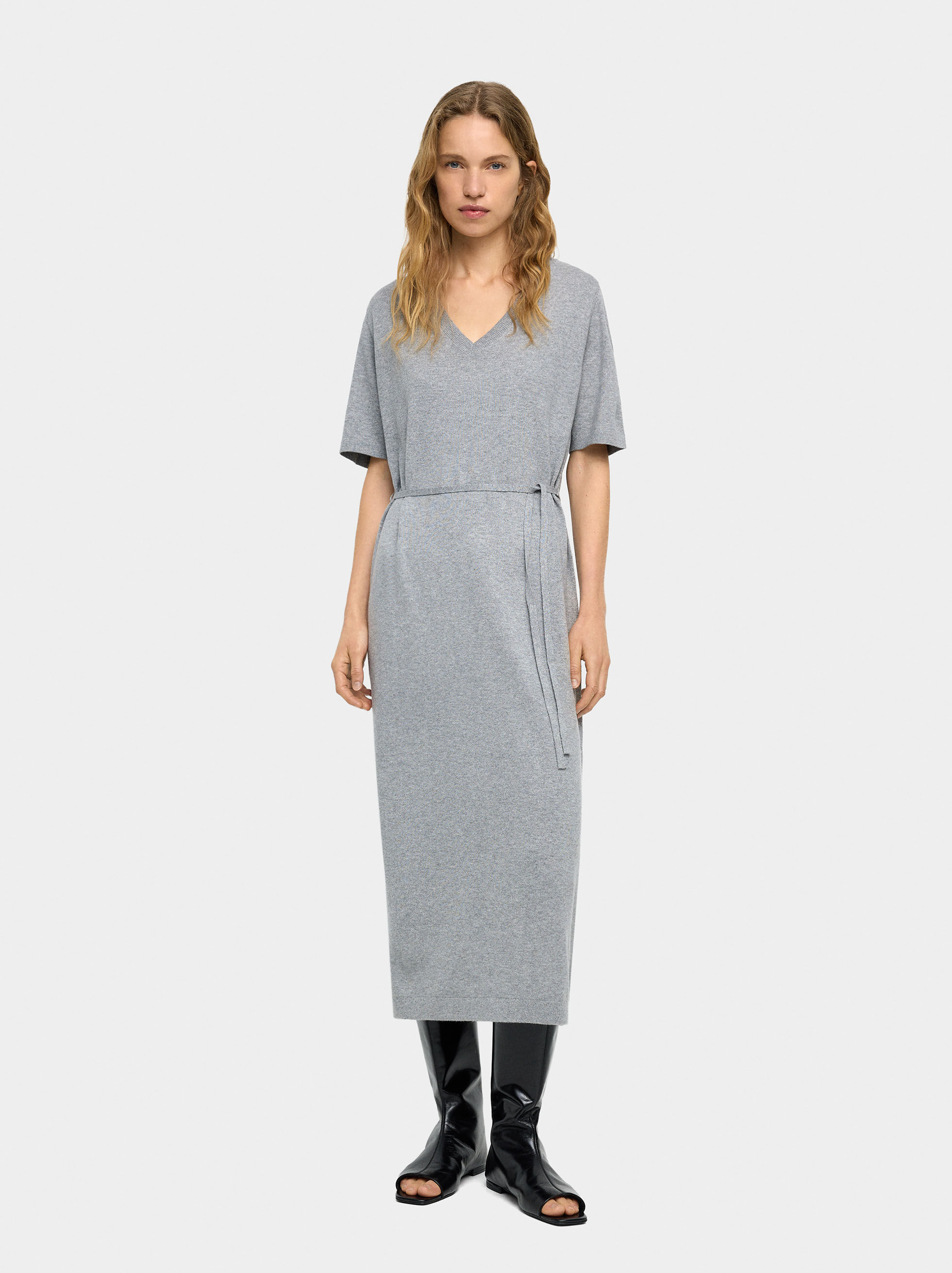 Knitted midi dress with belt