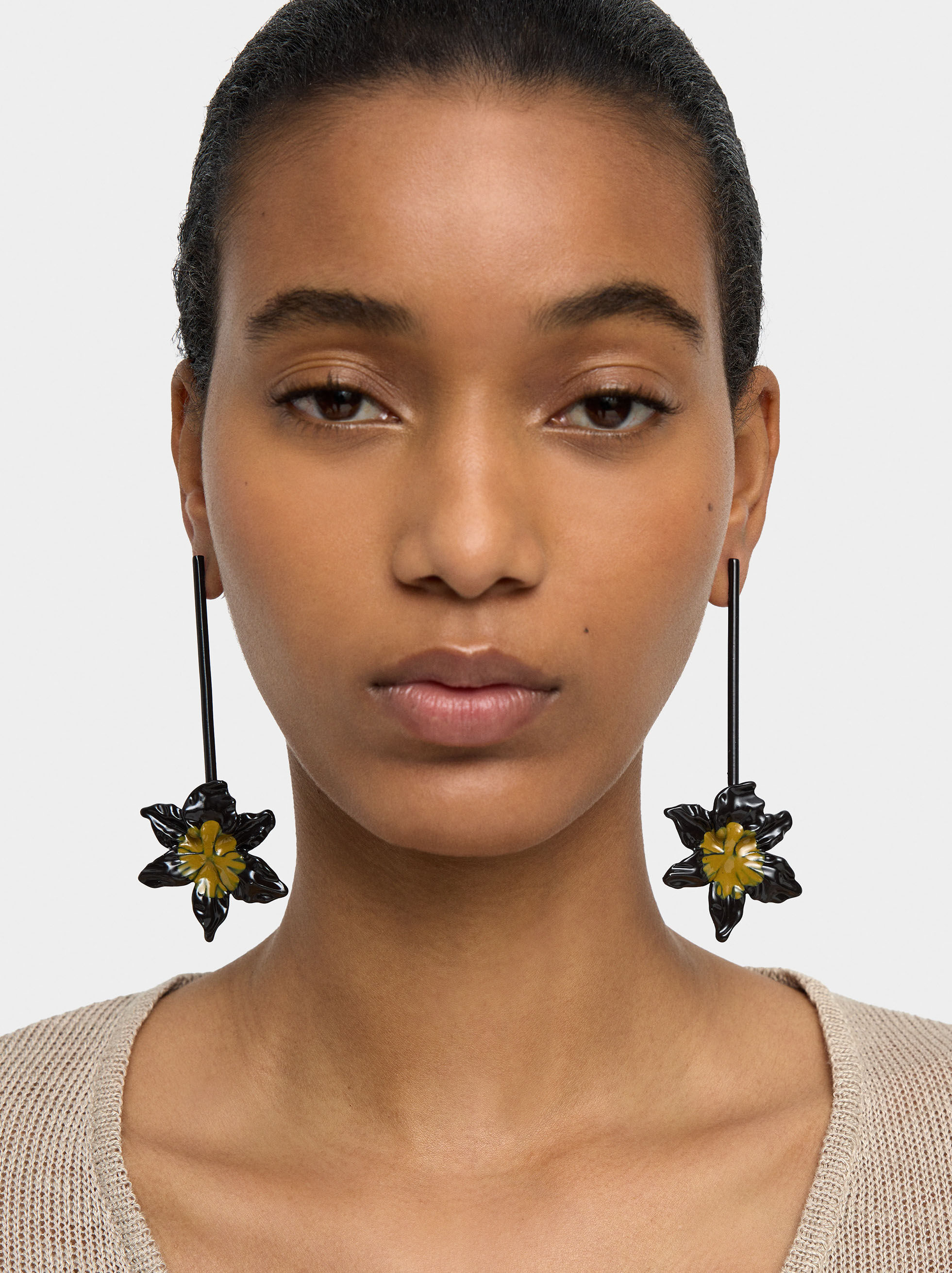 Bar earrings with flower