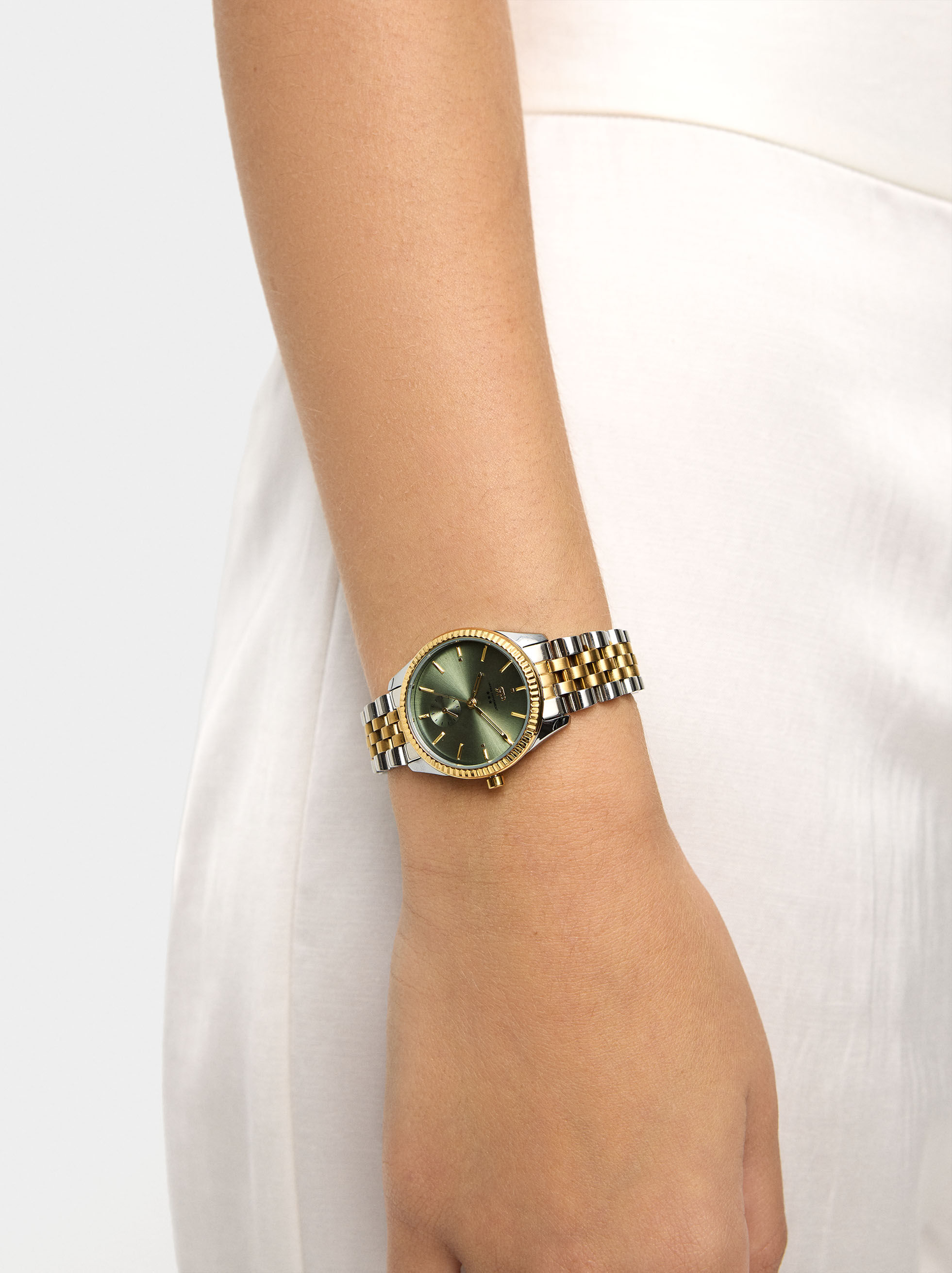 Round watch with stainless steel bracelet
