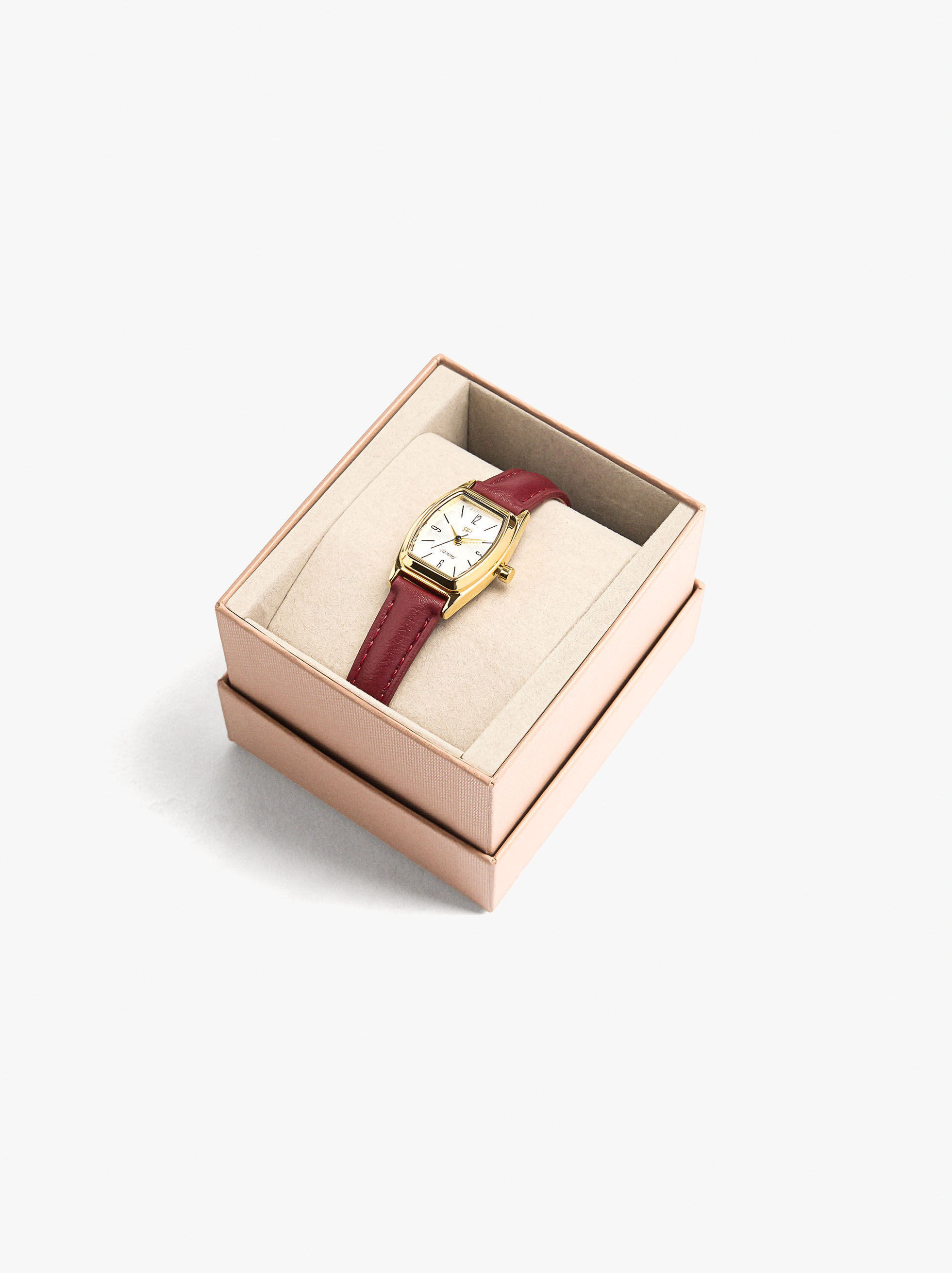 Round watch with textured bracelet