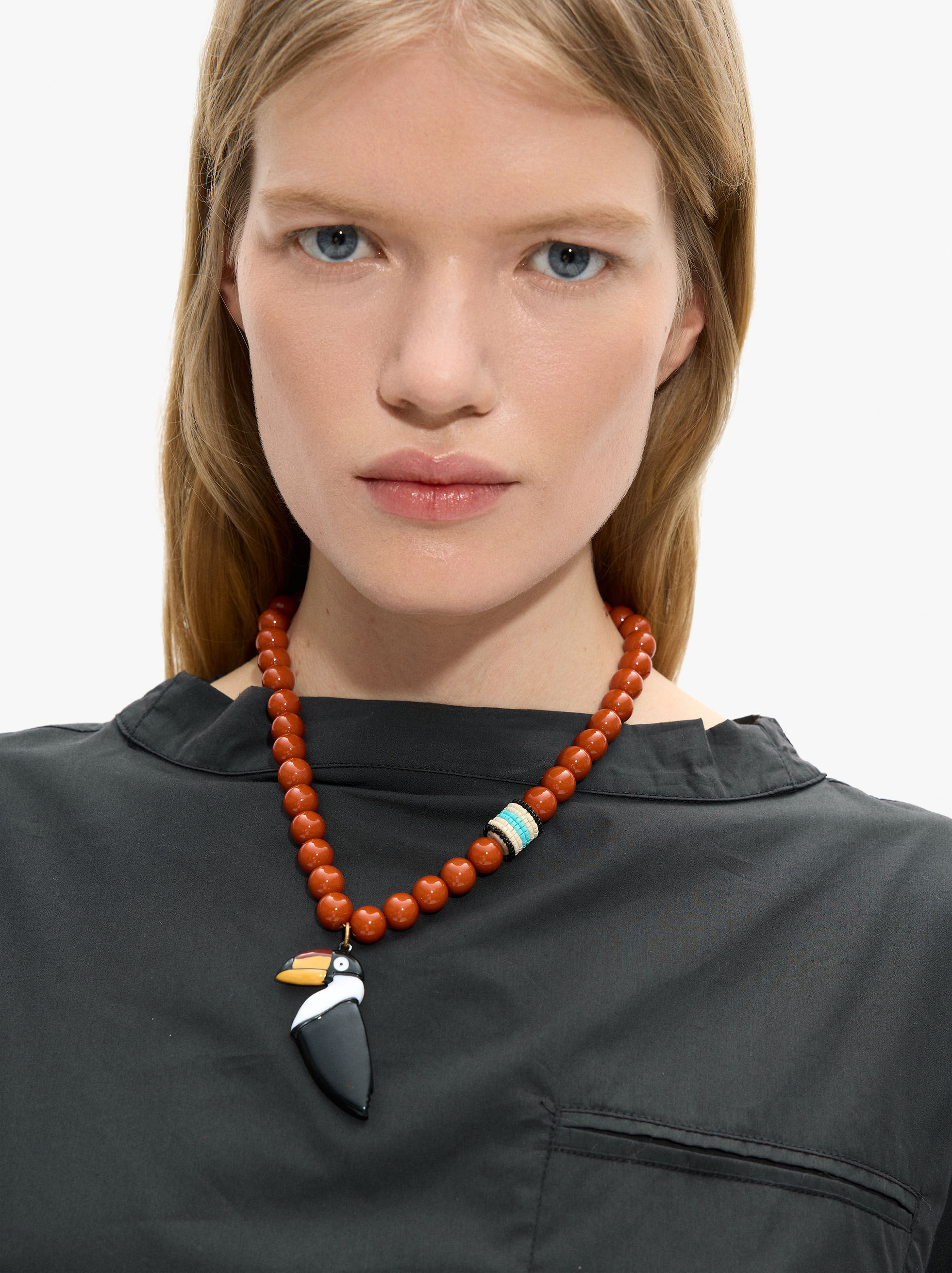 Bird-shaped pendant short bead necklace