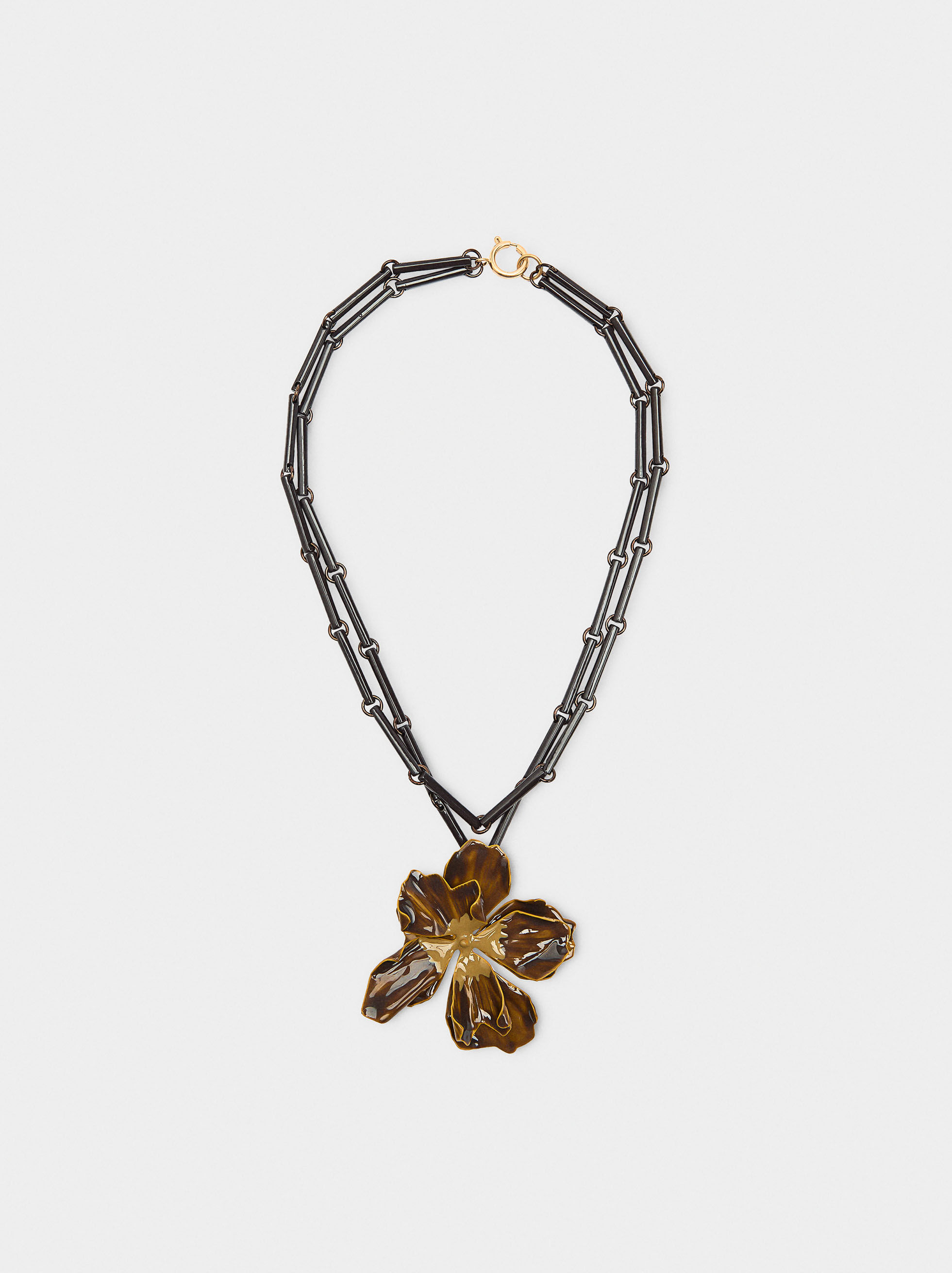 Double short necklace with flower