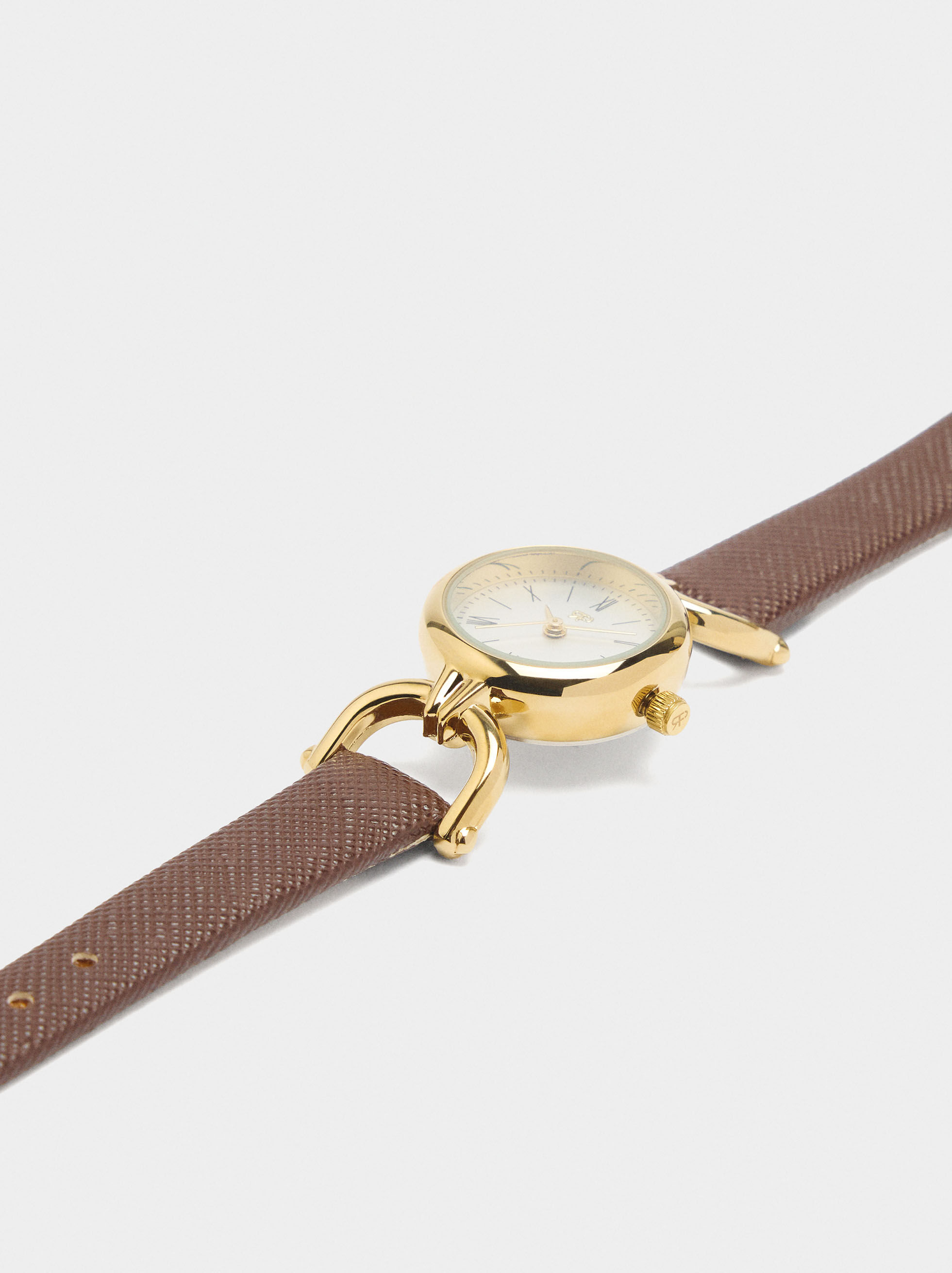 Round watch with textured bracelet