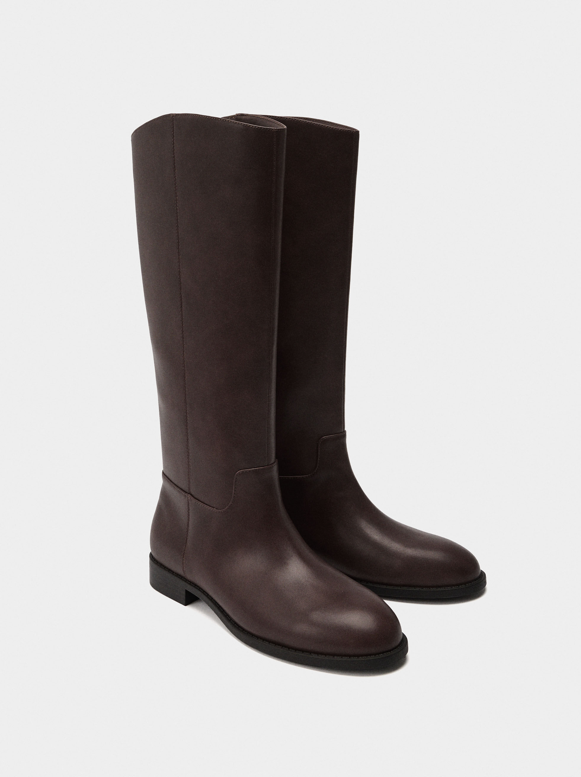 Ankle-high boots with low heels