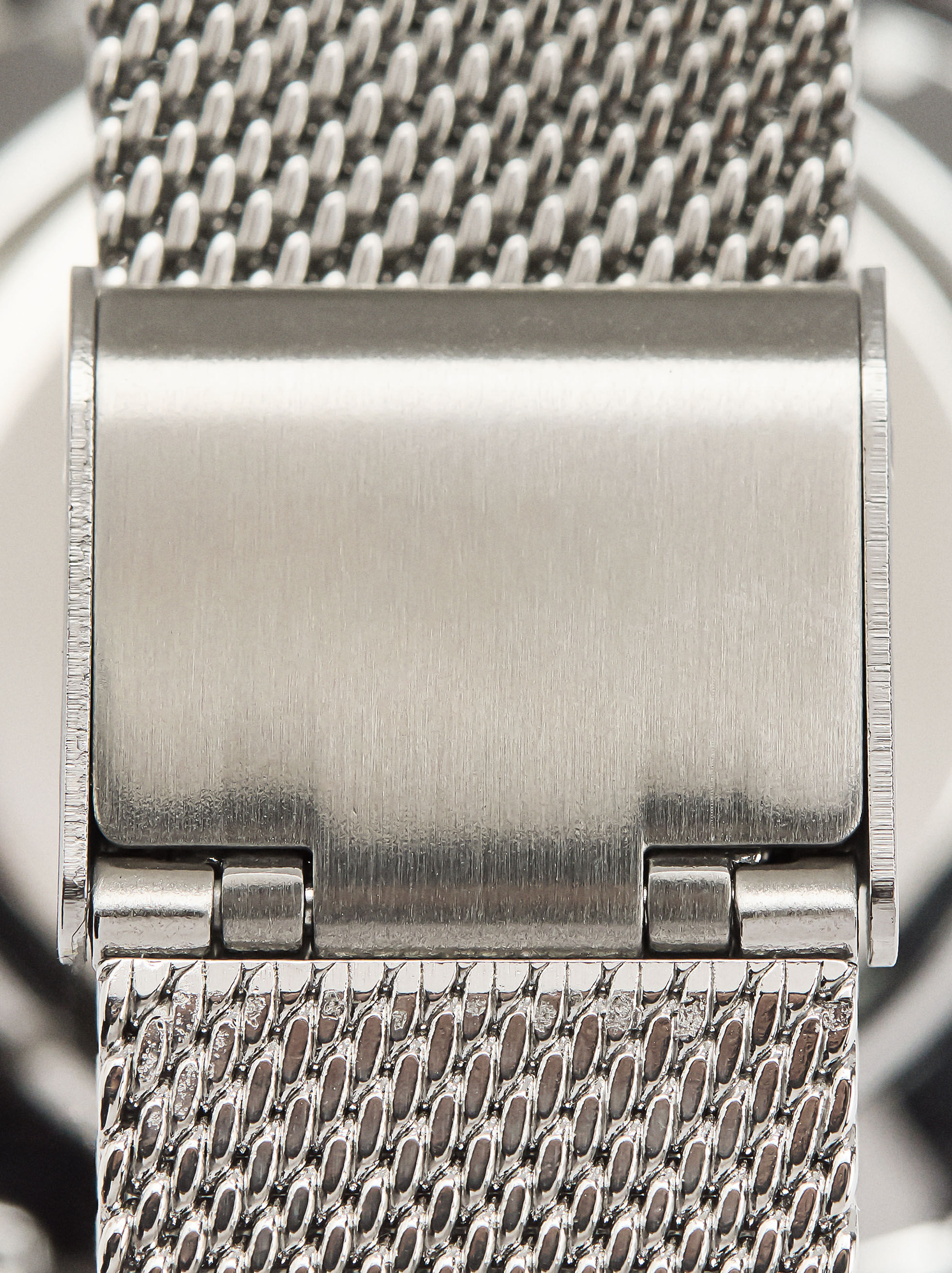 Bi-color watch with stainless steel mesh